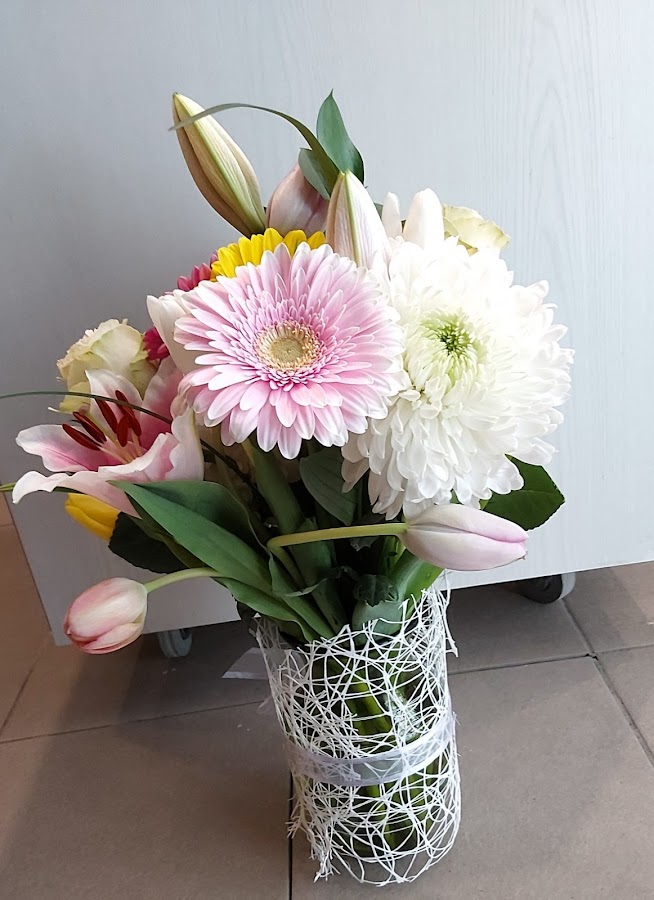Bright pastel bouquet in white mesh vase